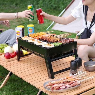 屋外のキャンプの木炭BBQのグリル