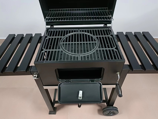 屋外の移動可能な木炭BBQのグリル