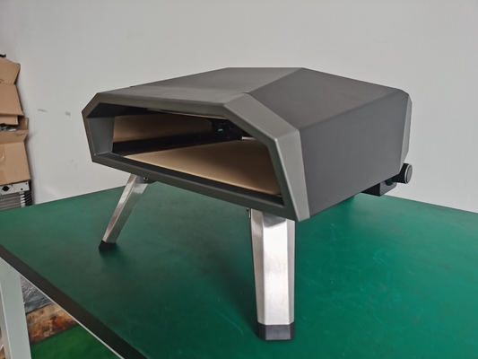 ピザ オーブンが付いている屋外の木製のストーブ